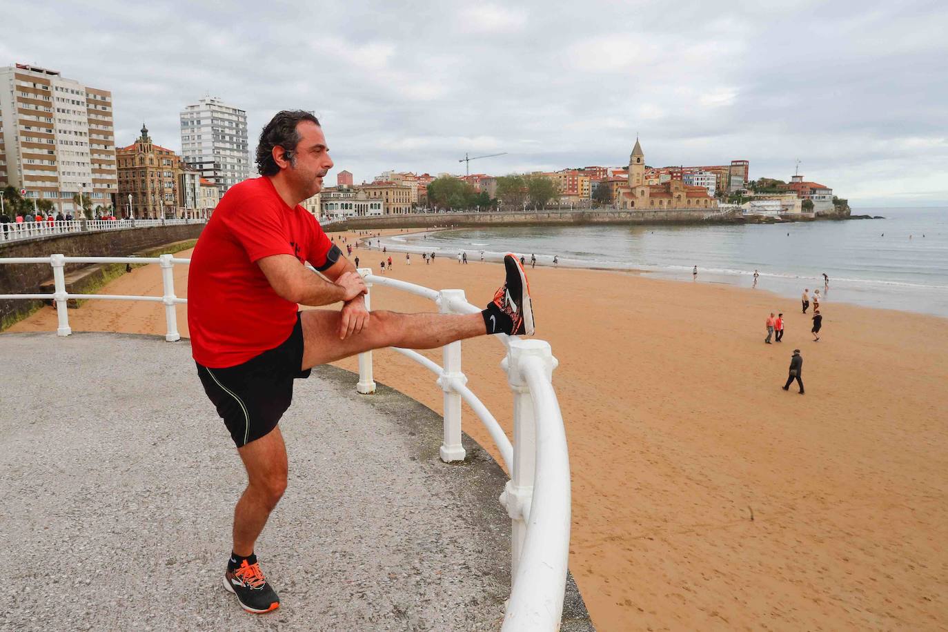 Desde las 6 de esta mañana, deportistas y paseantes reconquistaban las calles, paseos y playas tras más de 40 días confinados.