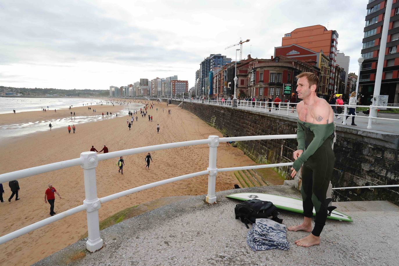 Desde las 6 de esta mañana, deportistas y paseantes reconquistaban las calles, paseos y playas tras más de 40 días confinados.