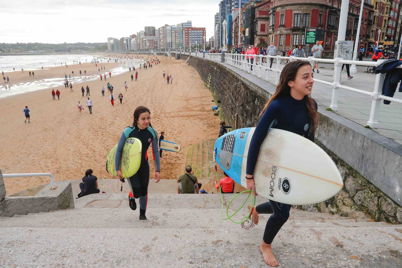 Desde las 6 de esta mañana, deportistas y paseantes reconquistaban las calles, paseos y playas tras más de 40 días confinados.