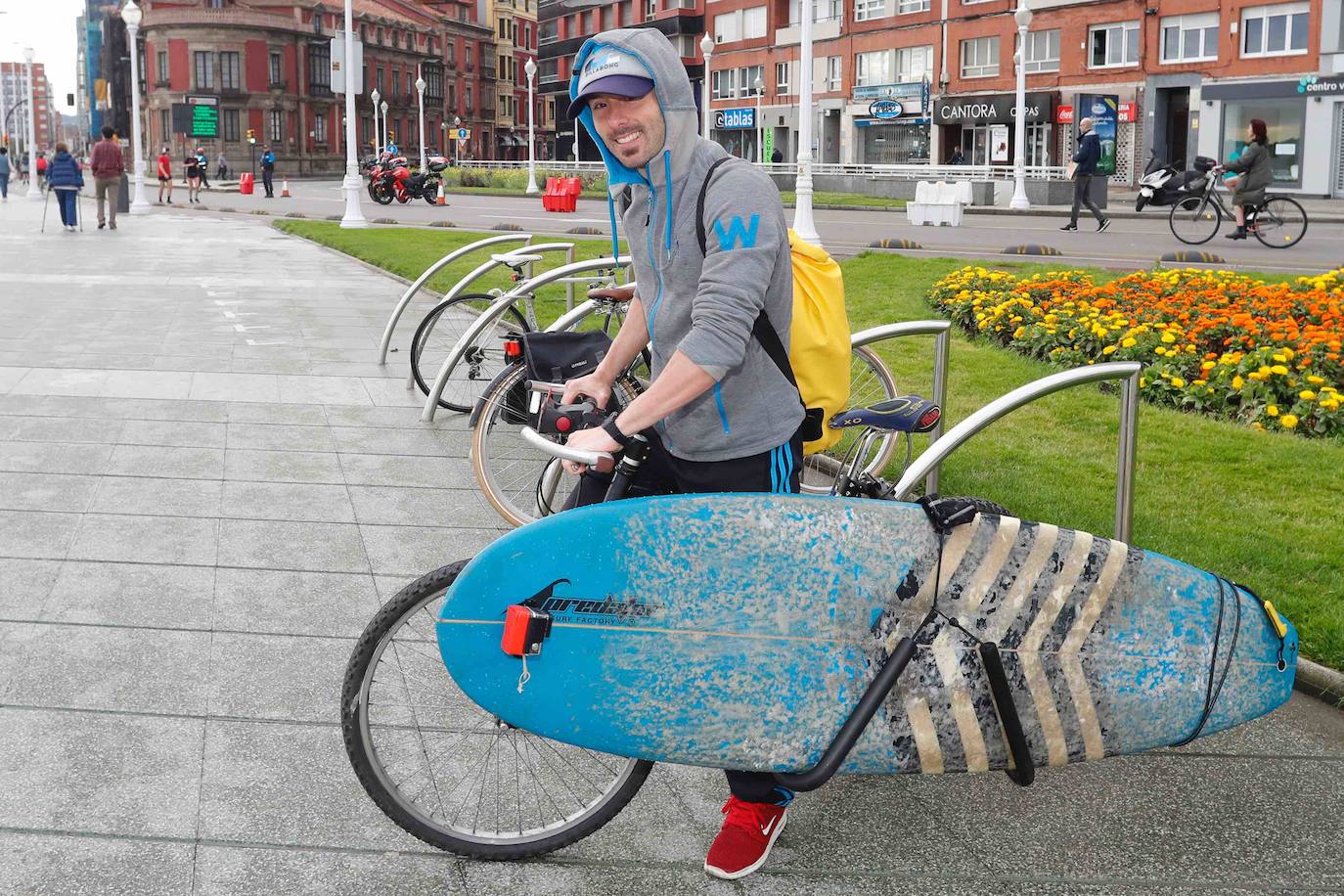 Desde las 6 de esta mañana, deportistas y paseantes reconquistaban las calles, paseos y playas tras más de 40 días confinados.