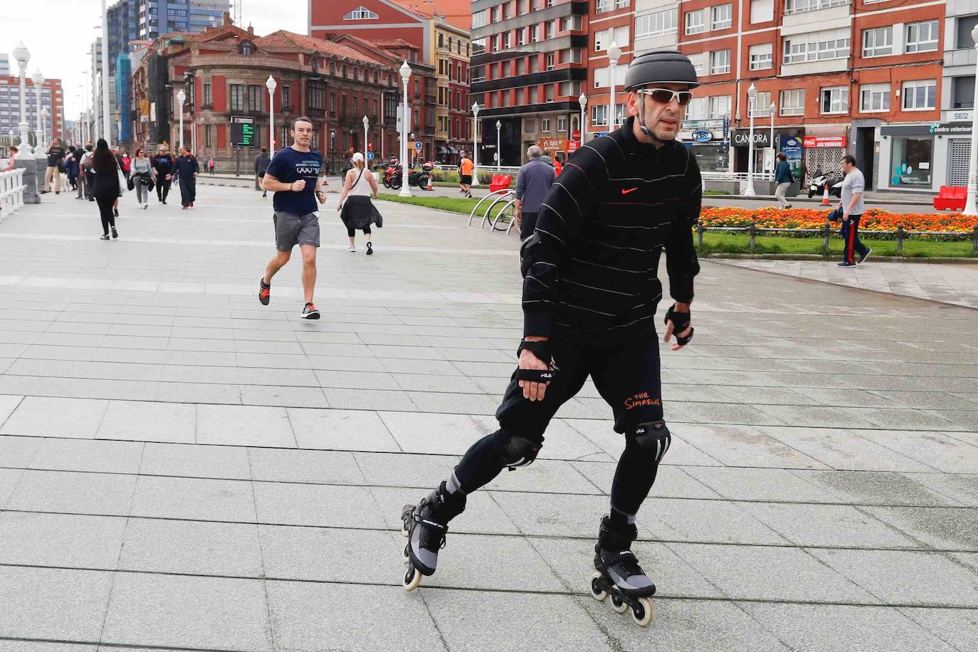 Desde las 6 de esta mañana, deportistas y paseantes reconquistaban las calles, paseos y playas tras más de 40 días confinados.