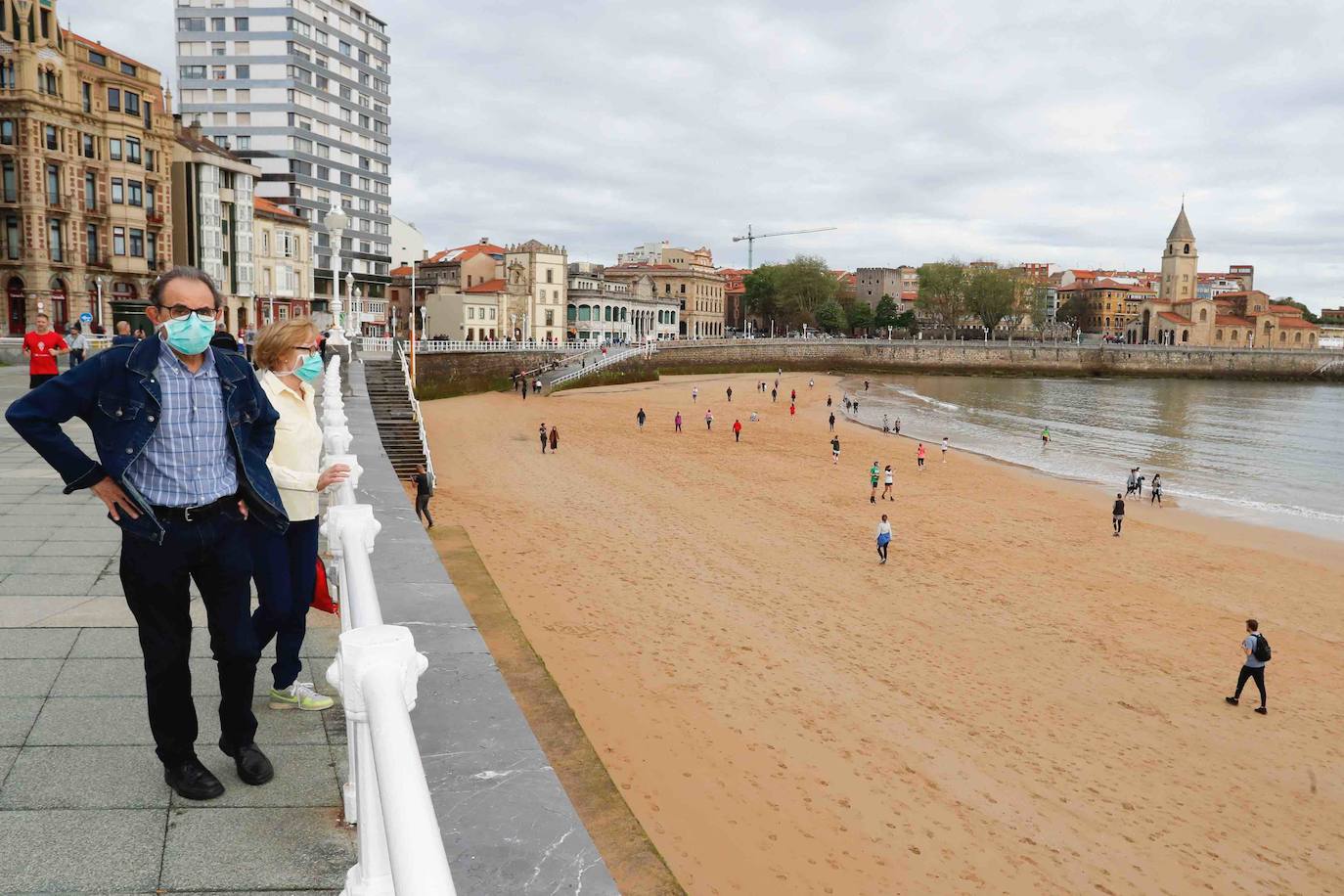 Desde las 6 de esta mañana, deportistas y paseantes reconquistaban las calles, paseos y playas tras más de 40 días confinados.