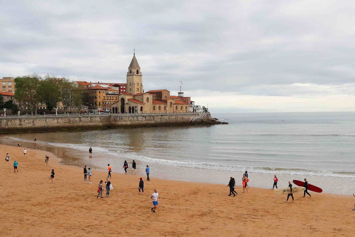 Desde las 6 de esta mañana, deportistas y paseantes reconquistaban las calles, paseos y playas tras más de 40 días confinados.