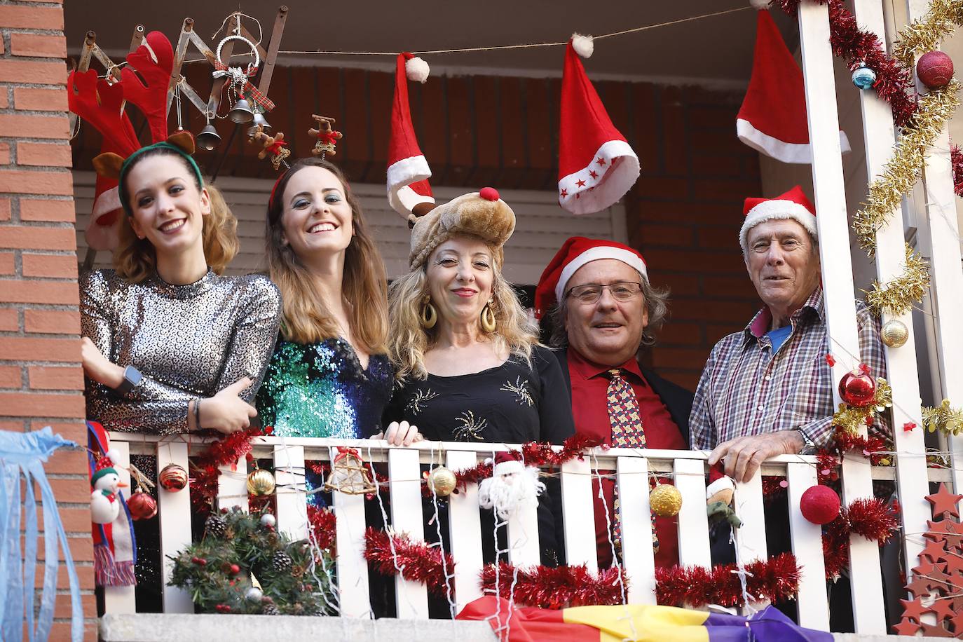 Los vecinos de Contrueces quisieron comenzar la desescalada de una manera original. Como si de Nochevieja se tratara, recibieron esta fase con campanadas, uvas y música.