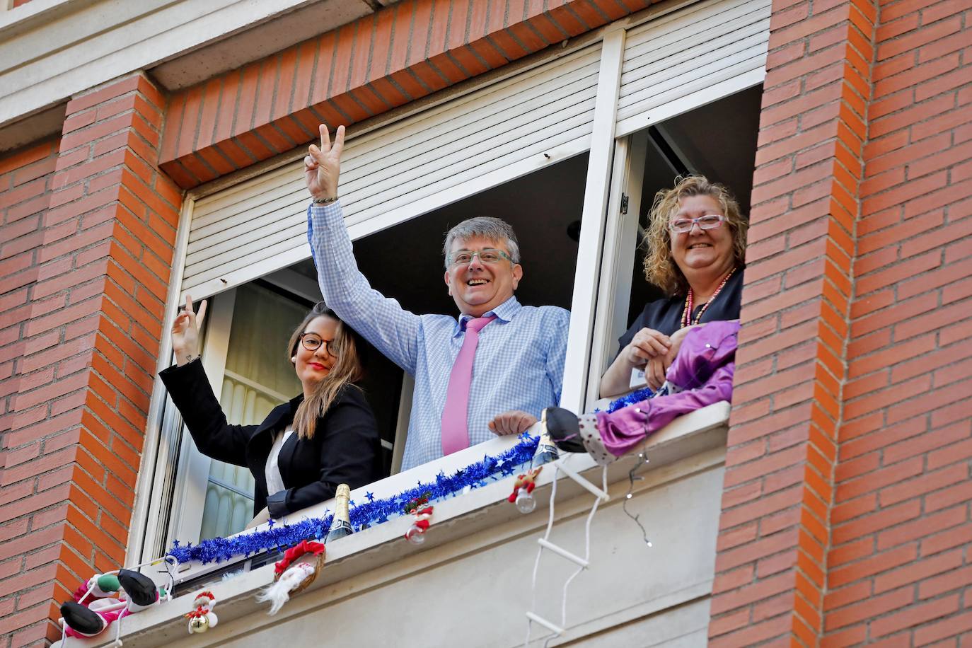 Los vecinos de Contrueces quisieron comenzar la desescalada de una manera original. Como si de Nochevieja se tratara, recibieron esta fase con campanadas, uvas y música.
