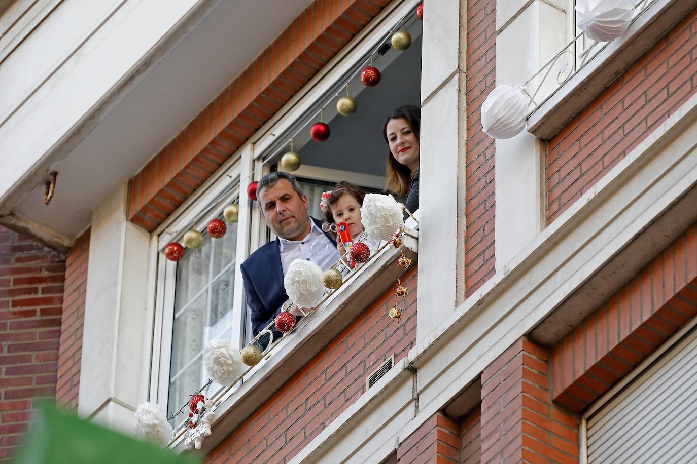 Los vecinos de Contrueces quisieron comenzar la desescalada de una manera original. Como si de Nochevieja se tratara, recibieron esta fase con campanadas, uvas y música.