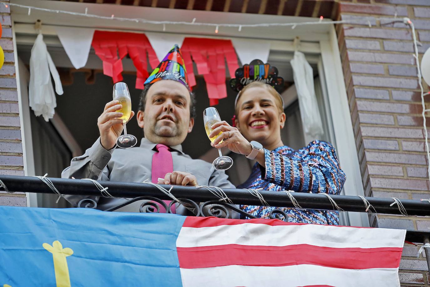 Los vecinos de Contrueces quisieron comenzar la desescalada de una manera original. Como si de Nochevieja se tratara, recibieron esta fase con campanadas, uvas y música.