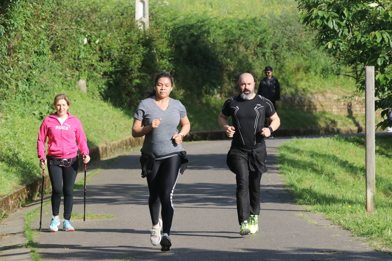 Las salidas de los asturianos para pasear o hacer deporte son algo más contenidas este domingo, aunque la afluencia sigue siendo importante en playas y parques. El control policial se intensifica en esta segunda jornada de libertad.