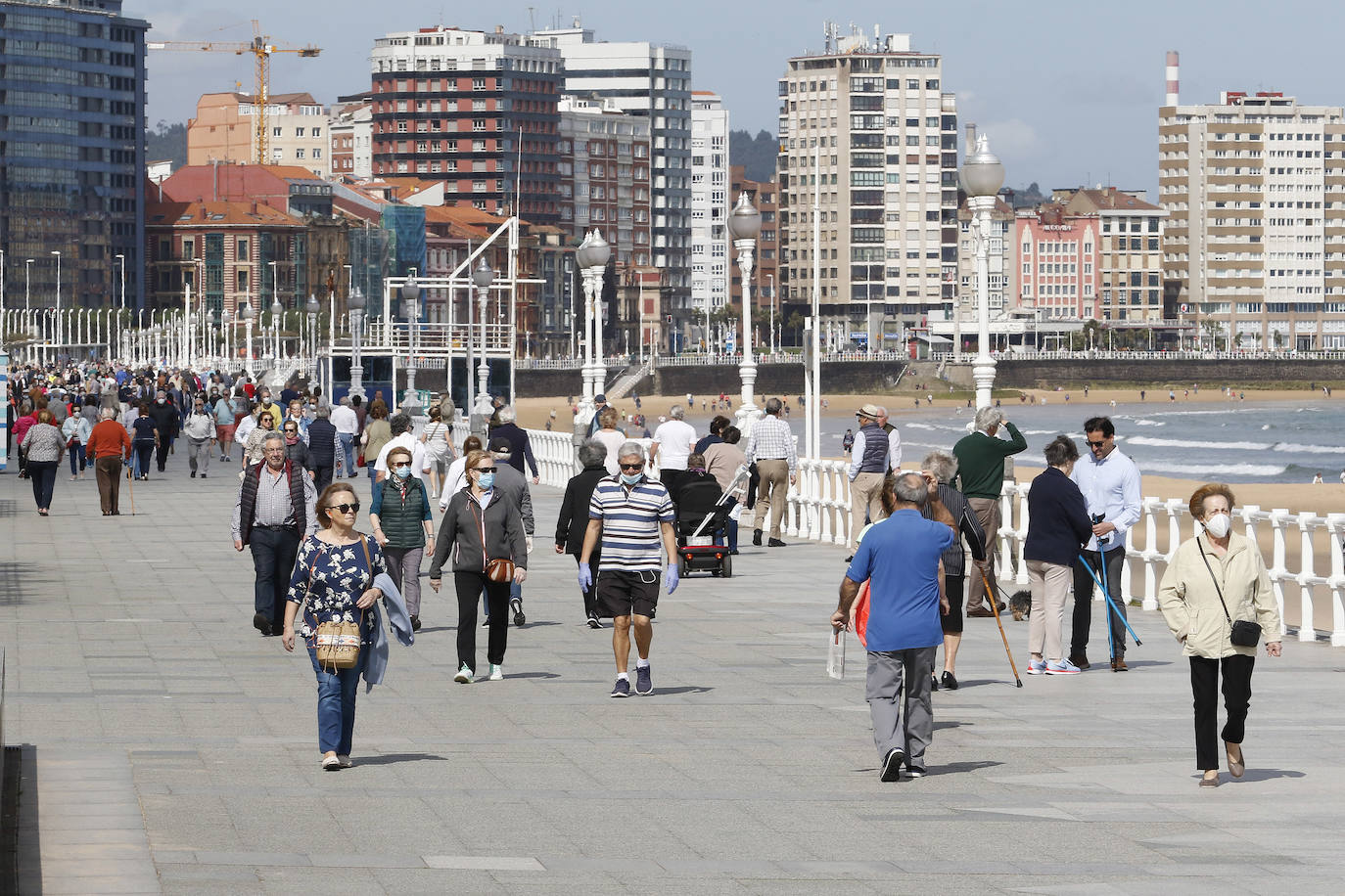 Las salidas de los asturianos para pasear o hacer deporte son algo más contenidas este domingo, aunque la afluencia sigue siendo importante en playas y parques. El control policial se intensifica en esta segunda jornada de libertad.