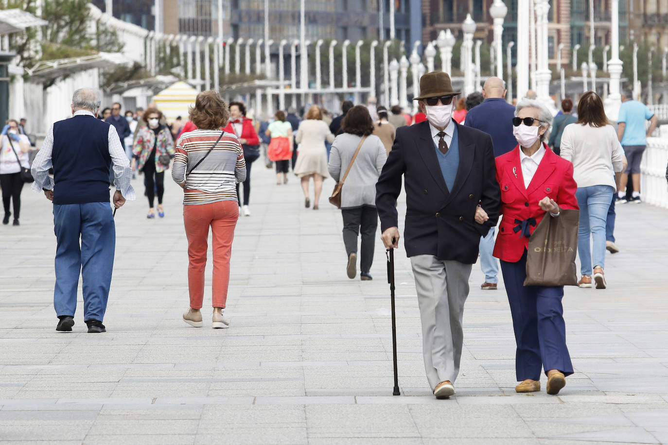 Las salidas de los asturianos para pasear o hacer deporte son algo más contenidas este domingo, aunque la afluencia sigue siendo importante en playas y parques. El control policial se intensifica en esta segunda jornada de libertad.