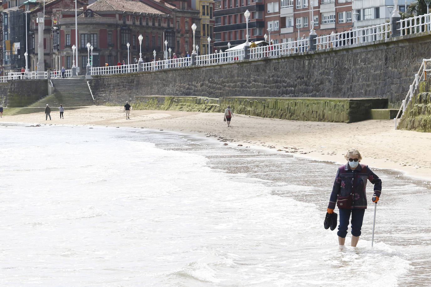 Las salidas de los asturianos para pasear o hacer deporte son algo más contenidas este domingo, aunque la afluencia sigue siendo importante en playas y parques. El control policial se intensifica en esta segunda jornada de libertad.