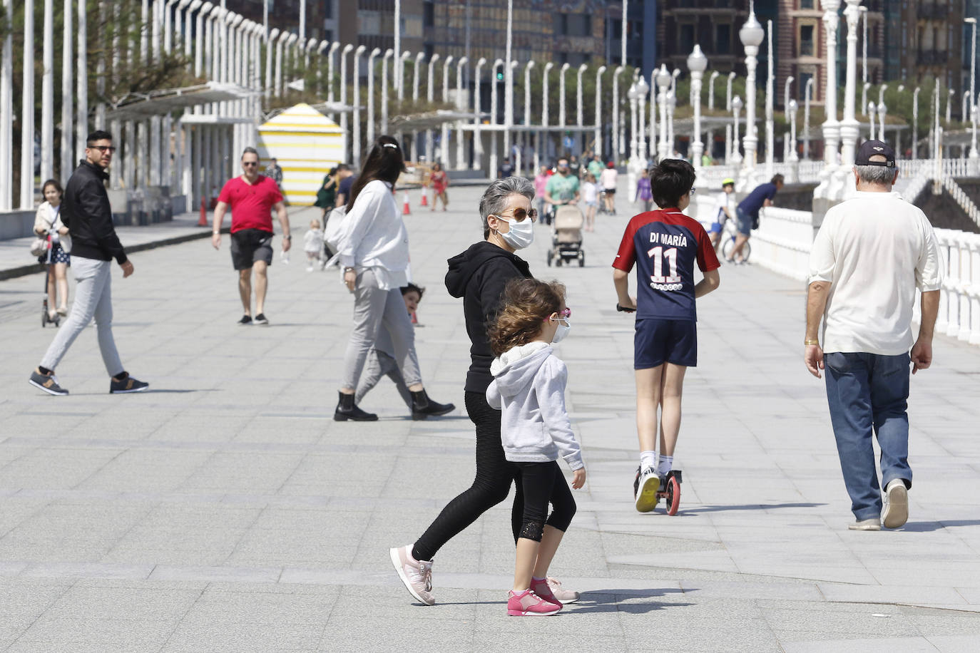 Las salidas de los asturianos para pasear o hacer deporte son algo más contenidas este domingo, aunque la afluencia sigue siendo importante en playas y parques. El control policial se intensifica en esta segunda jornada de libertad.