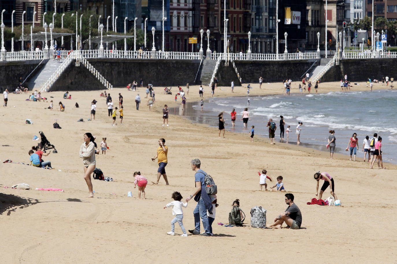 Las salidas de los asturianos para pasear o hacer deporte son algo más contenidas este domingo, aunque la afluencia sigue siendo importante en playas y parques. El control policial se intensifica en esta segunda jornada de libertad.