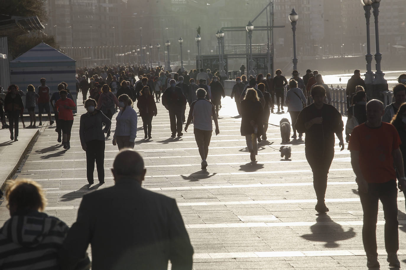 Las salidas de los asturianos para pasear o hacer deporte son algo más contenidas este domingo, aunque la afluencia sigue siendo importante en playas y parques. El control policial se intensifica en esta segunda jornada de libertad.