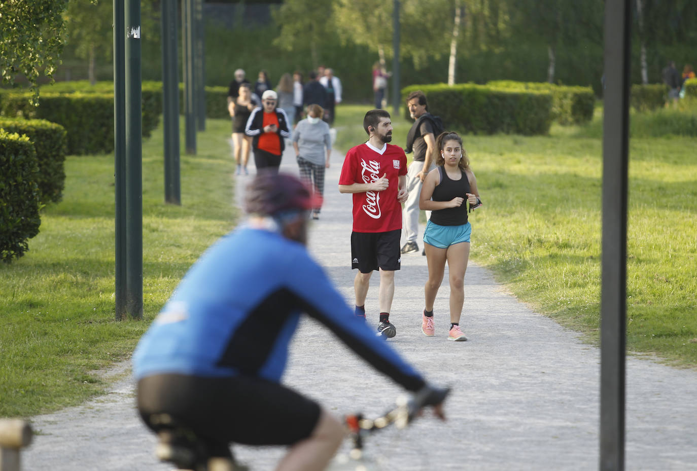 Las salidas de los asturianos para pasear o hacer deporte son algo más contenidas este domingo, aunque la afluencia sigue siendo importante en playas y parques. El control policial se intensifica en esta segunda jornada de libertad.
