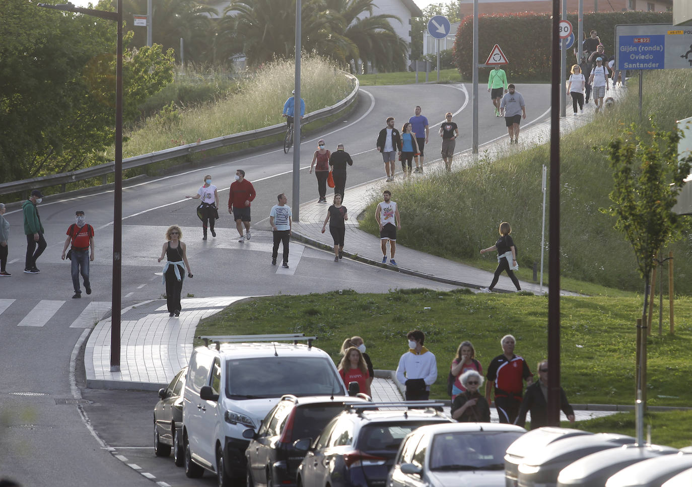 Las salidas de los asturianos para pasear o hacer deporte son algo más contenidas este domingo, aunque la afluencia sigue siendo importante en playas y parques. El control policial se intensifica en esta segunda jornada de libertad.