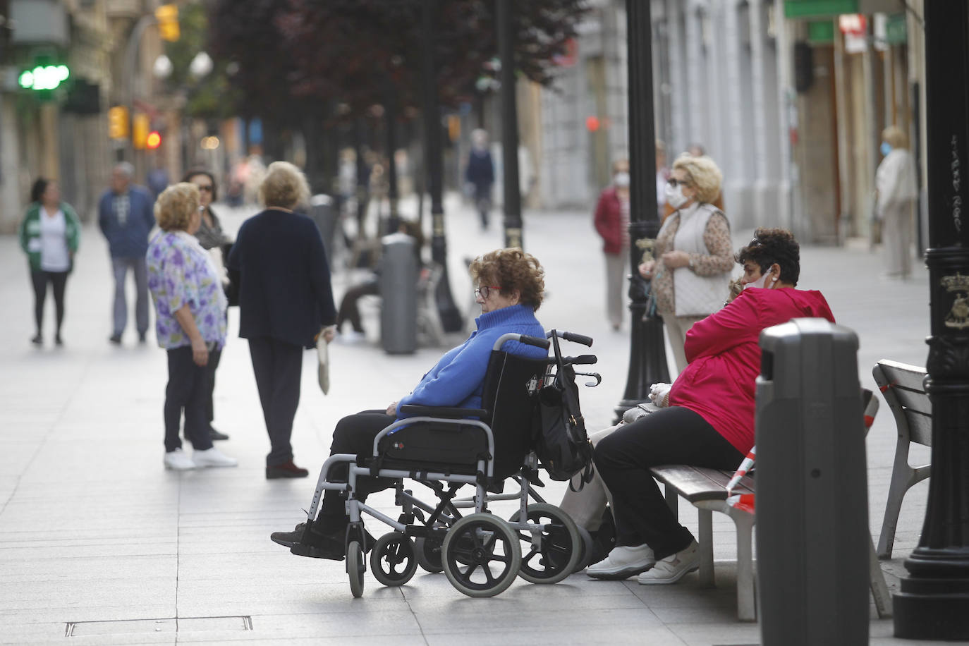 Las salidas de los asturianos para pasear o hacer deporte son algo más contenidas este domingo, aunque la afluencia sigue siendo importante en playas y parques. El control policial se intensifica en esta segunda jornada de libertad.