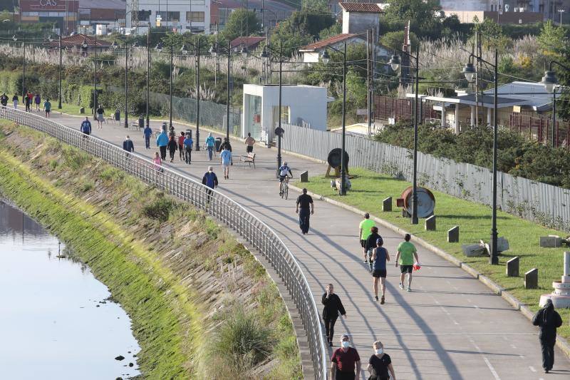 Las salidas de los asturianos para pasear o hacer deporte son algo más contenidas este domingo, aunque la afluencia sigue siendo importante en playas y parques. El control policial se intensifica en esta segunda jornada de libertad.