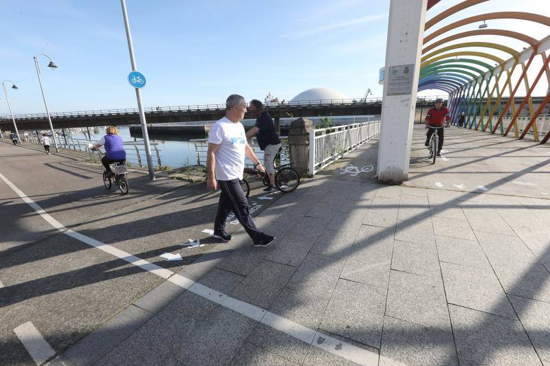 Las salidas de los asturianos para pasear o hacer deporte son algo más contenidas este domingo, aunque la afluencia sigue siendo importante en playas y parques. El control policial se intensifica en esta segunda jornada de libertad.