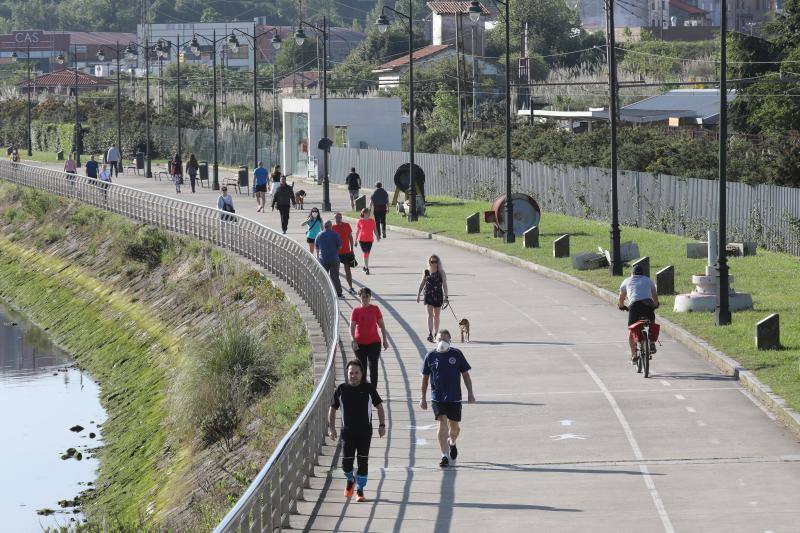 Las salidas de los asturianos para pasear o hacer deporte son algo más contenidas este domingo, aunque la afluencia sigue siendo importante en playas y parques. El control policial se intensifica en esta segunda jornada de libertad.