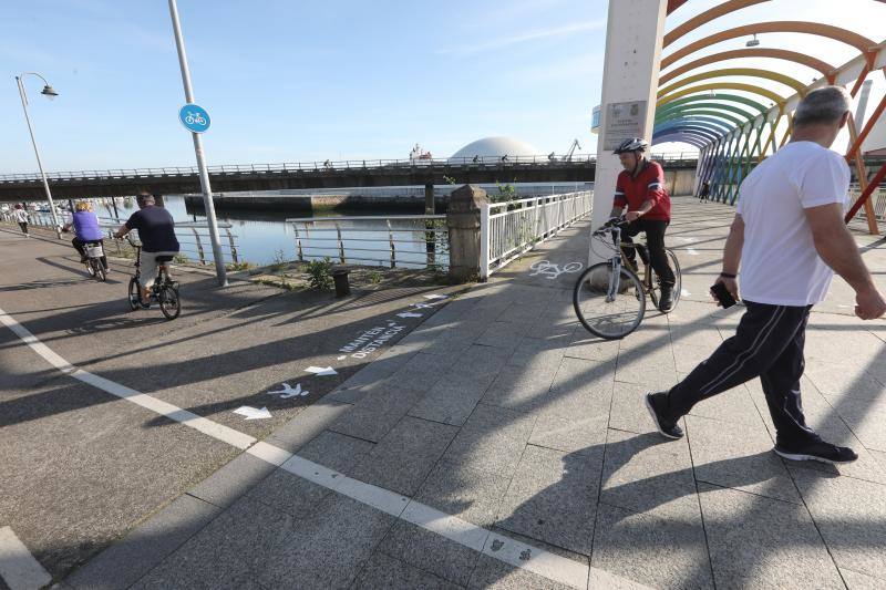 Las salidas de los asturianos para pasear o hacer deporte son algo más contenidas este domingo, aunque la afluencia sigue siendo importante en playas y parques. El control policial se intensifica en esta segunda jornada de libertad.