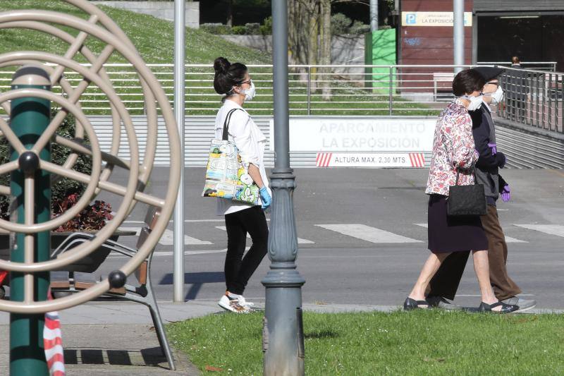 Las salidas de los asturianos para pasear o hacer deporte son algo más contenidas este domingo, aunque la afluencia sigue siendo importante en playas y parques. El control policial se intensifica en esta segunda jornada de libertad.