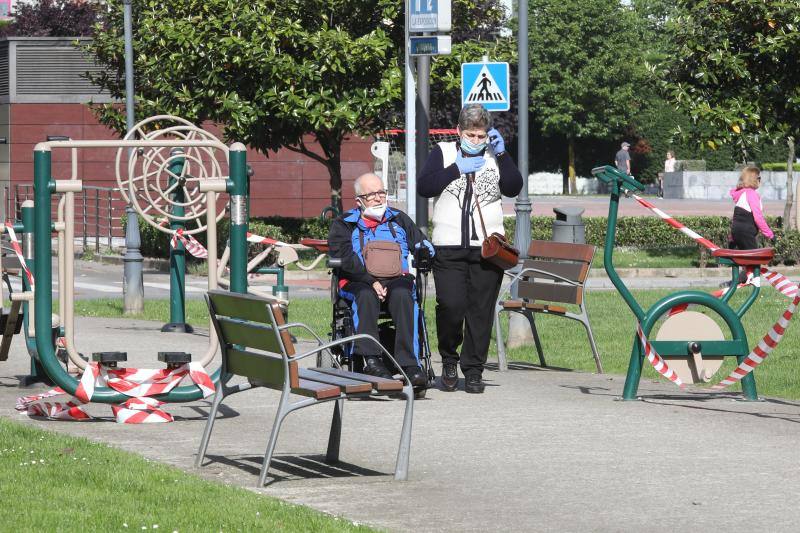 Las salidas de los asturianos para pasear o hacer deporte son algo más contenidas este domingo, aunque la afluencia sigue siendo importante en playas y parques. El control policial se intensifica en esta segunda jornada de libertad.