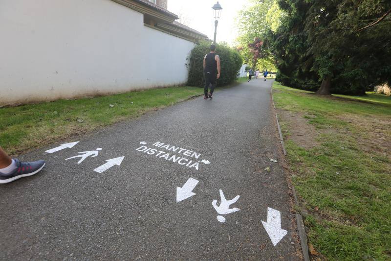 Las salidas de los asturianos para pasear o hacer deporte son algo más contenidas este domingo, aunque la afluencia sigue siendo importante en playas y parques. El control policial se intensifica en esta segunda jornada de libertad.