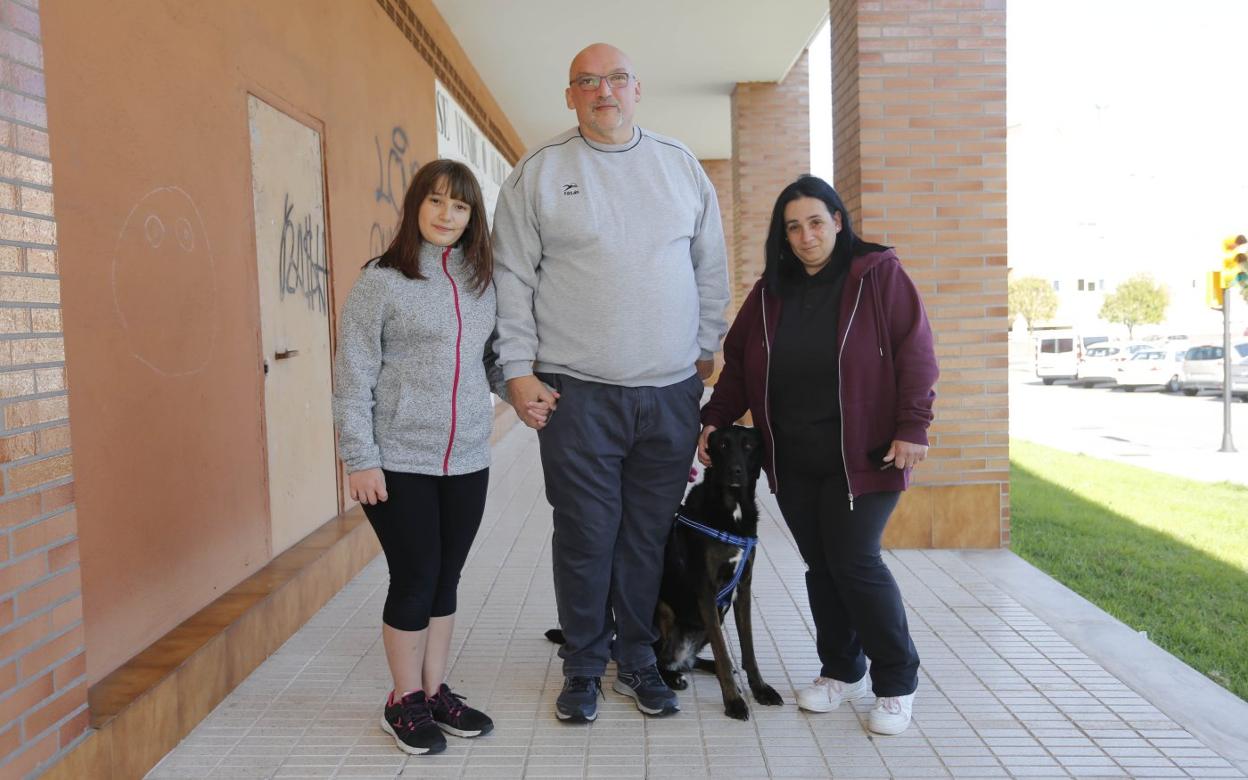 Arianne, Luis González y Silvia Bayón, con su perrita 'Nut'. 