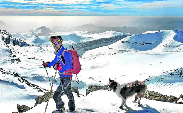 Imagen principal - P. N. de Ordesa y Monte Perdido. Iban Urbieta recorre los alrededores de Góriz junto a su border collie 'Egur'. | Sierra Nevada. Ansi cuida el fuego en Poqueira, en las faldas del Mulhacén, aislado la mayor parte del año. | Valle de Tena. José Ángel es uno de los dos guardas del refugio de Bachimaña. En la foto, con su hijo.