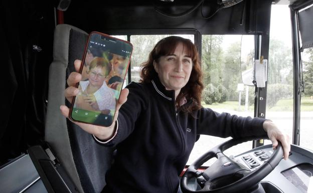 Mónica Martino, conductora de la línea 1 de EMTUSA, orgullosa de su madre, Rosa Blanco. juan carlos tuero