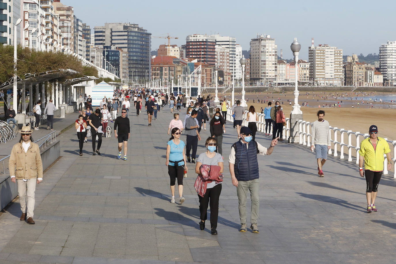 Las salidas de los asturianos para pasear o hacer deporte son algo más contenidas este domingo, aunque la afluencia sigue siendo importante en playas y parques. El control policial se intensifica en esta segunda jornada de libertad.