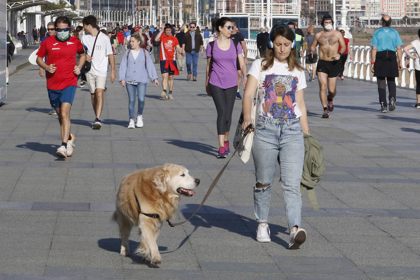 Las salidas de los asturianos para pasear o hacer deporte son algo más contenidas este domingo, aunque la afluencia sigue siendo importante en playas y parques. El control policial se intensifica en esta segunda jornada de libertad.