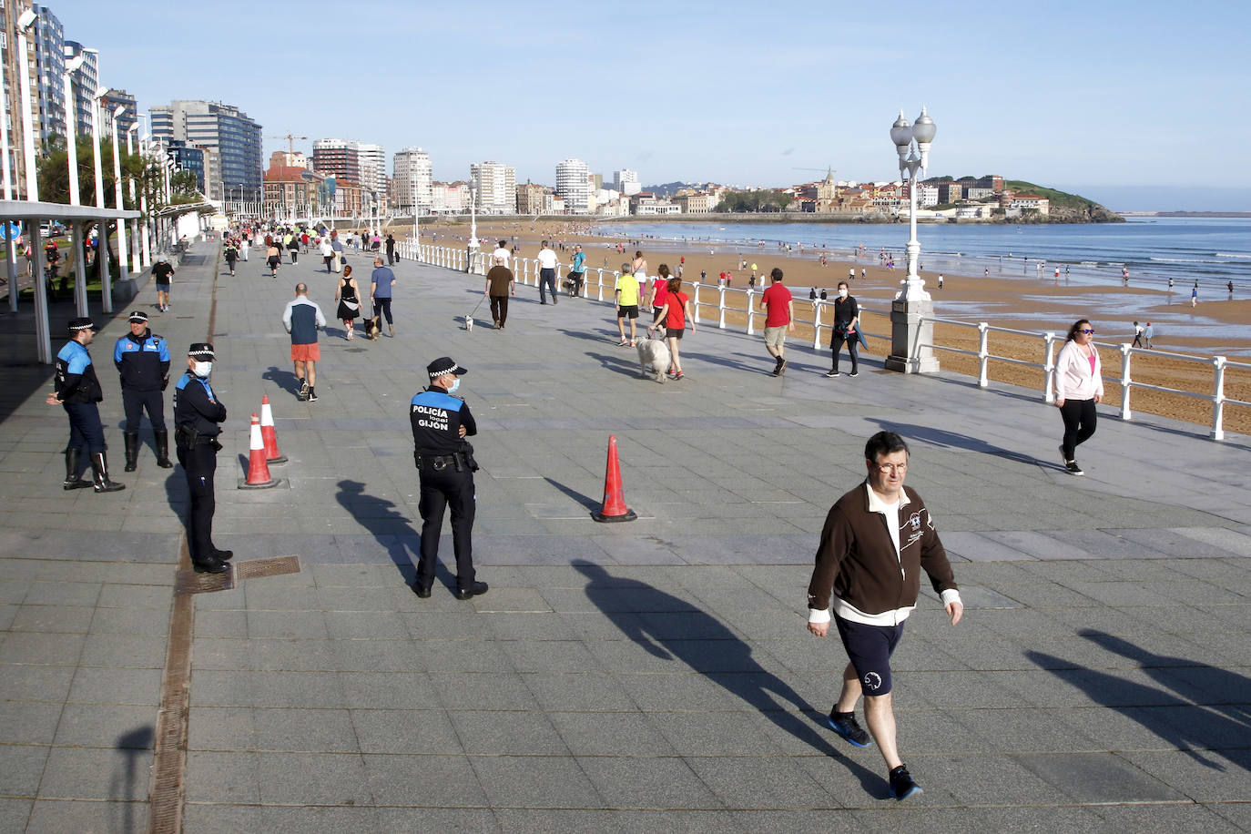 Las salidas de los asturianos para pasear o hacer deporte son algo más contenidas este domingo, aunque la afluencia sigue siendo importante en playas y parques. El control policial se intensifica en esta segunda jornada de libertad.