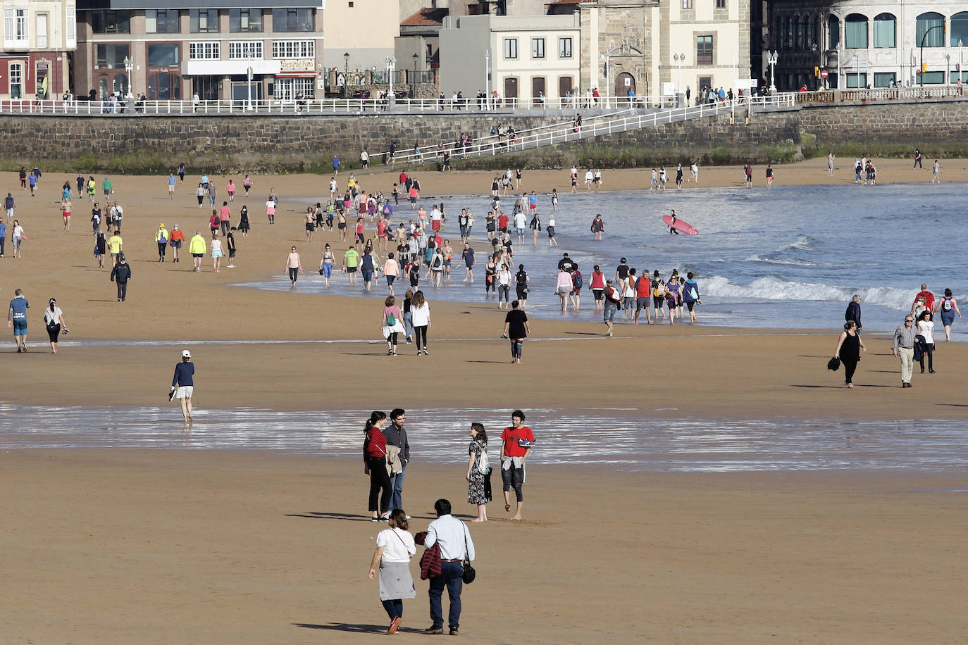 Las salidas de los asturianos para pasear o hacer deporte son algo más contenidas este domingo, aunque la afluencia sigue siendo importante en playas y parques. El control policial se intensifica en esta segunda jornada de libertad.
