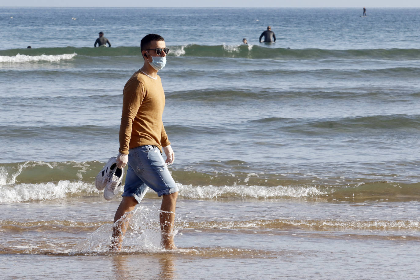 Las salidas de los asturianos para pasear o hacer deporte son algo más contenidas este domingo, aunque la afluencia sigue siendo importante en playas y parques. El control policial se intensifica en esta segunda jornada de libertad.