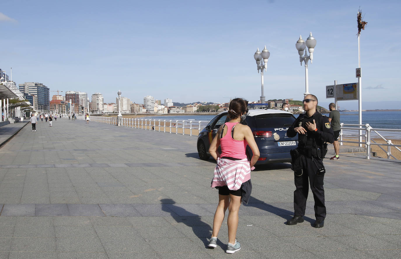 Las salidas de los asturianos para pasear o hacer deporte son algo más contenidas este domingo, aunque la afluencia sigue siendo importante en playas y parques. El control policial se intensifica en esta segunda jornada de libertad.