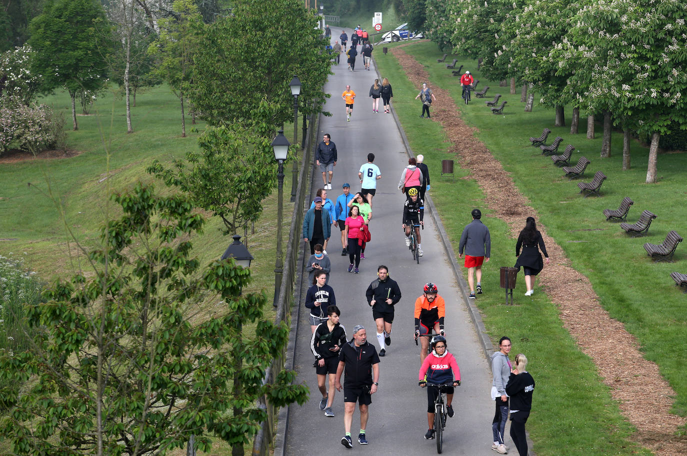 Las salidas de los asturianos para pasear o hacer deporte son algo más contenidas este domingo, aunque la afluencia sigue siendo importante en playas y parques. El control policial se intensifica en esta segunda jornada de libertad.