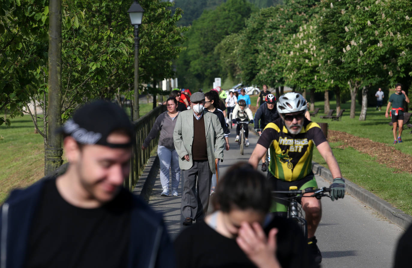Las salidas de los asturianos para pasear o hacer deporte son algo más contenidas este domingo, aunque la afluencia sigue siendo importante en playas y parques. El control policial se intensifica en esta segunda jornada de libertad.
