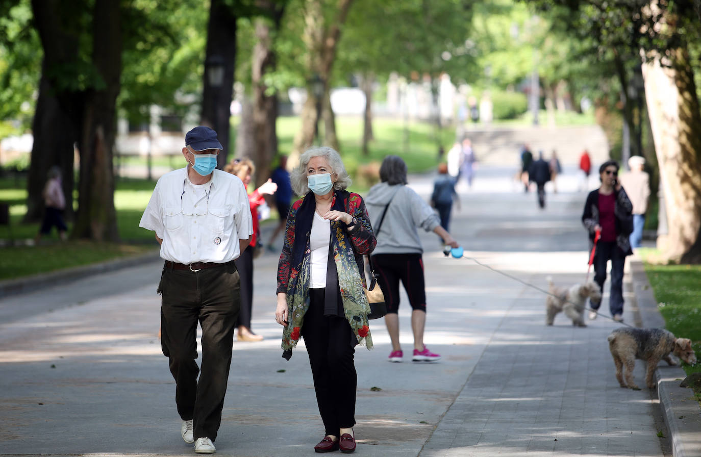 Las salidas de los asturianos para pasear o hacer deporte son algo más contenidas este domingo, aunque la afluencia sigue siendo importante en playas y parques. El control policial se intensifica en esta segunda jornada de libertad.