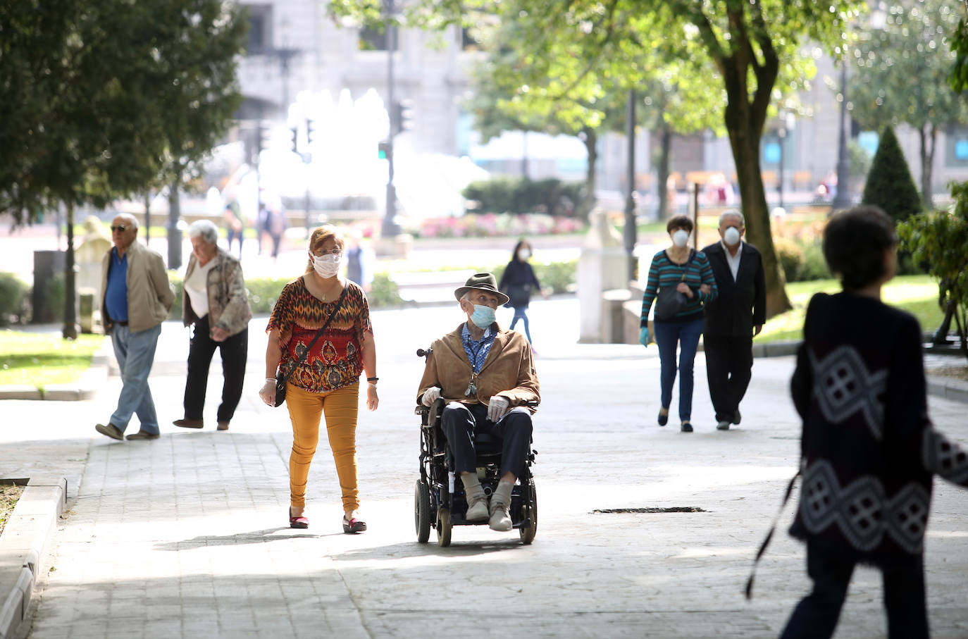 Las salidas de los asturianos para pasear o hacer deporte son algo más contenidas este domingo, aunque la afluencia sigue siendo importante en playas y parques. El control policial se intensifica en esta segunda jornada de libertad.