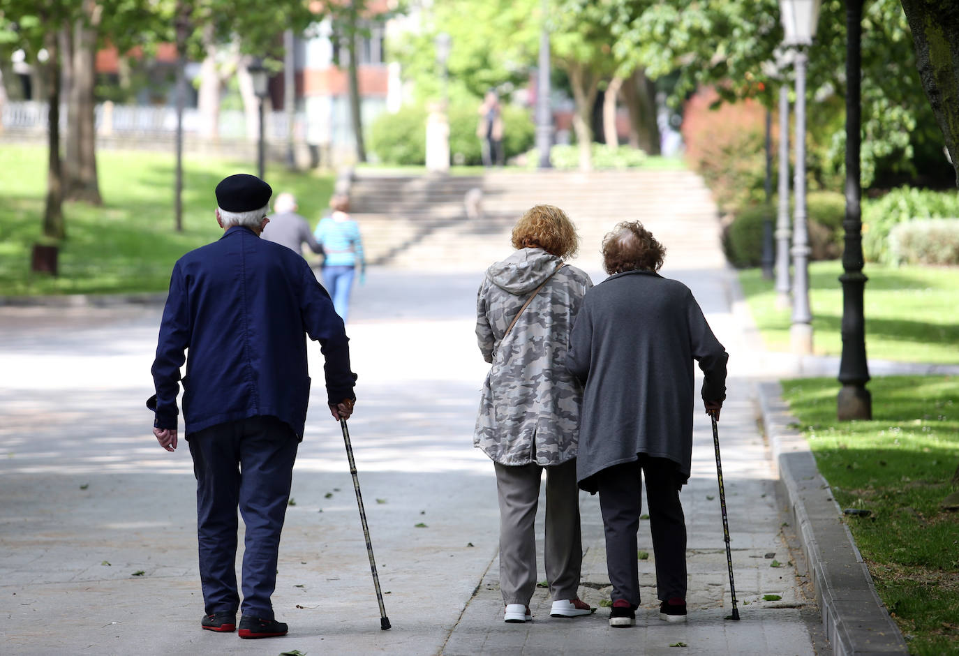 Las salidas de los asturianos para pasear o hacer deporte son algo más contenidas este domingo, aunque la afluencia sigue siendo importante en playas y parques. El control policial se intensifica en esta segunda jornada de libertad.