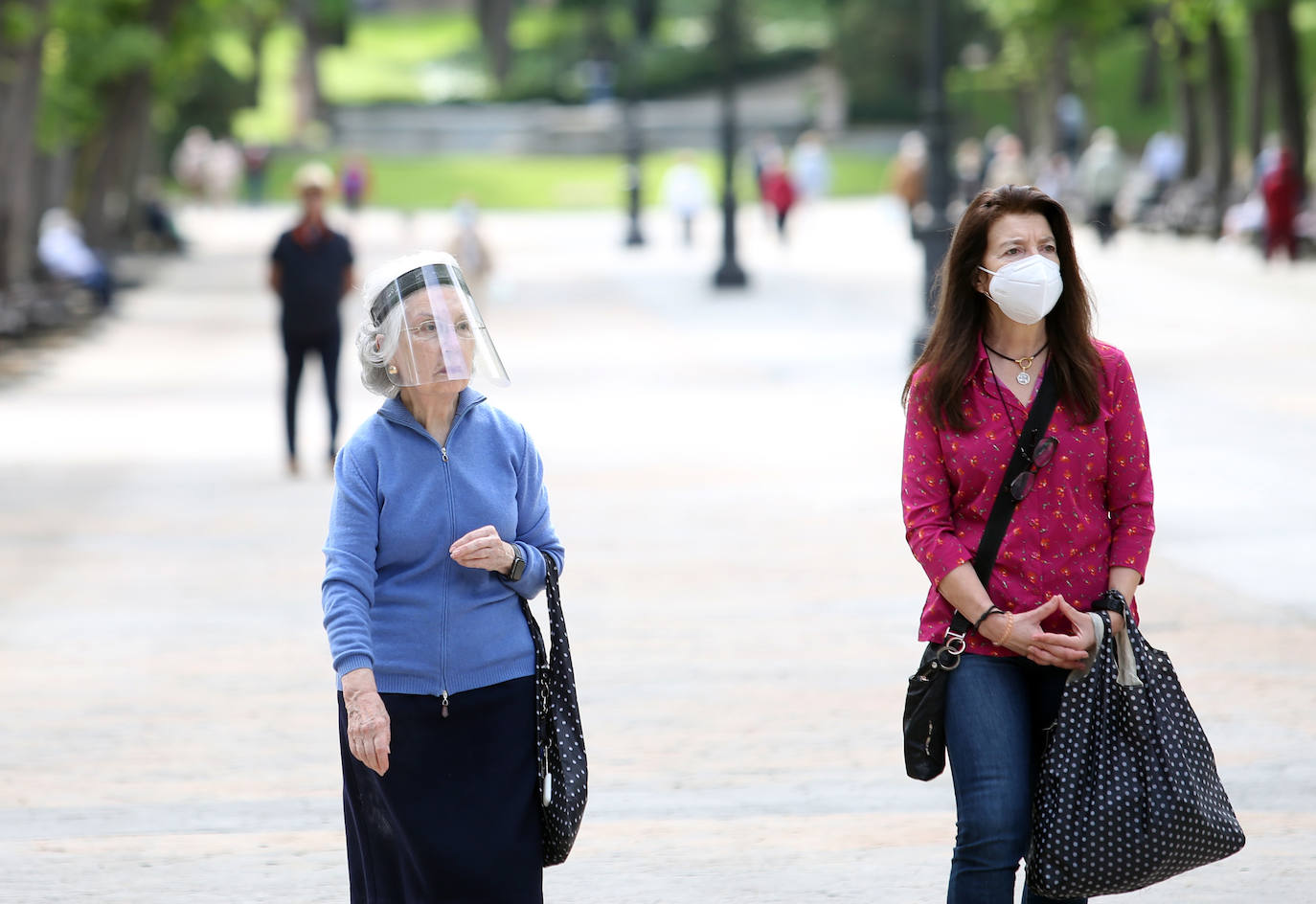 Las salidas de los asturianos para pasear o hacer deporte son algo más contenidas este domingo, aunque la afluencia sigue siendo importante en playas y parques. El control policial se intensifica en esta segunda jornada de libertad.