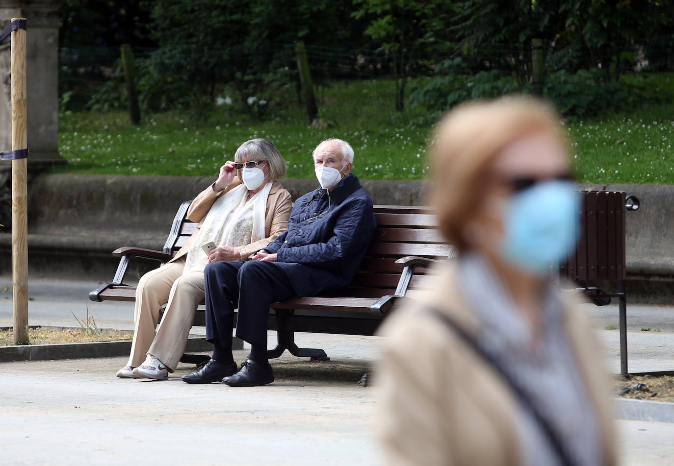 Las salidas de los asturianos para pasear o hacer deporte son algo más contenidas este domingo, aunque la afluencia sigue siendo importante en playas y parques. El control policial se intensifica en esta segunda jornada de libertad.