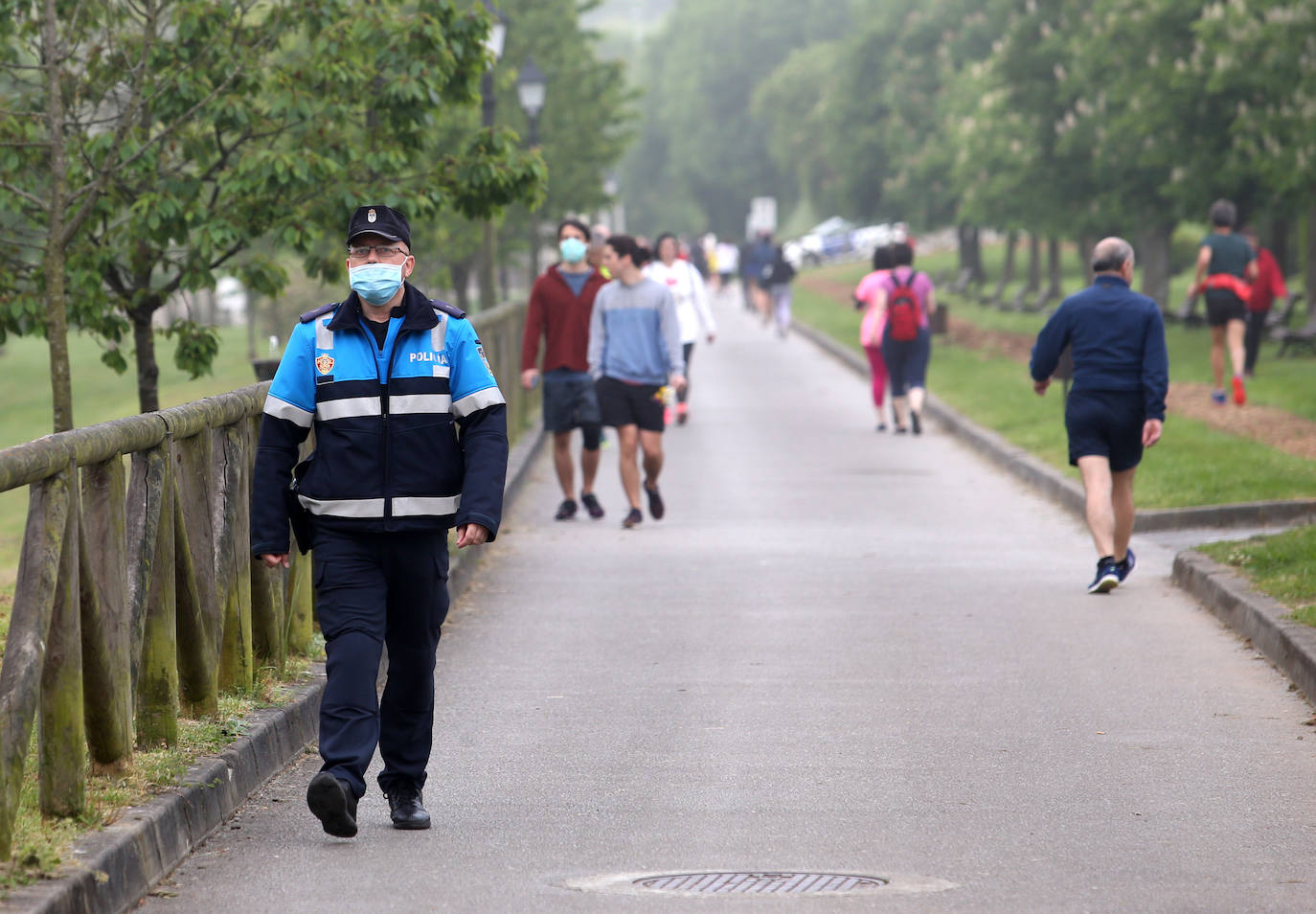 Las salidas de los asturianos para pasear o hacer deporte son algo más contenidas este domingo, aunque la afluencia sigue siendo importante en playas y parques. El control policial se intensifica en esta segunda jornada de libertad.