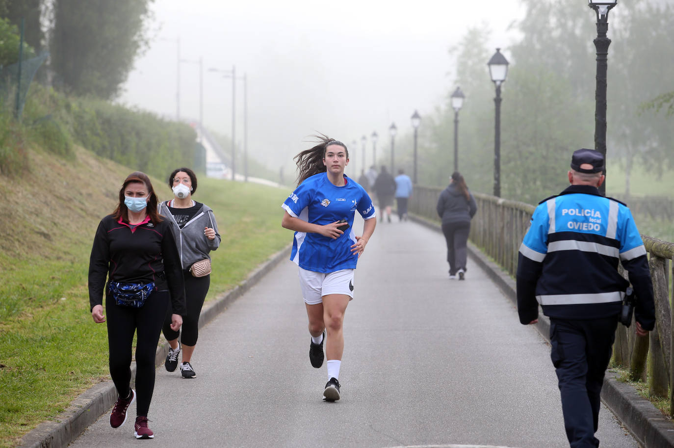 Las salidas de los asturianos para pasear o hacer deporte son algo más contenidas este domingo, aunque la afluencia sigue siendo importante en playas y parques. El control policial se intensifica en esta segunda jornada de libertad.