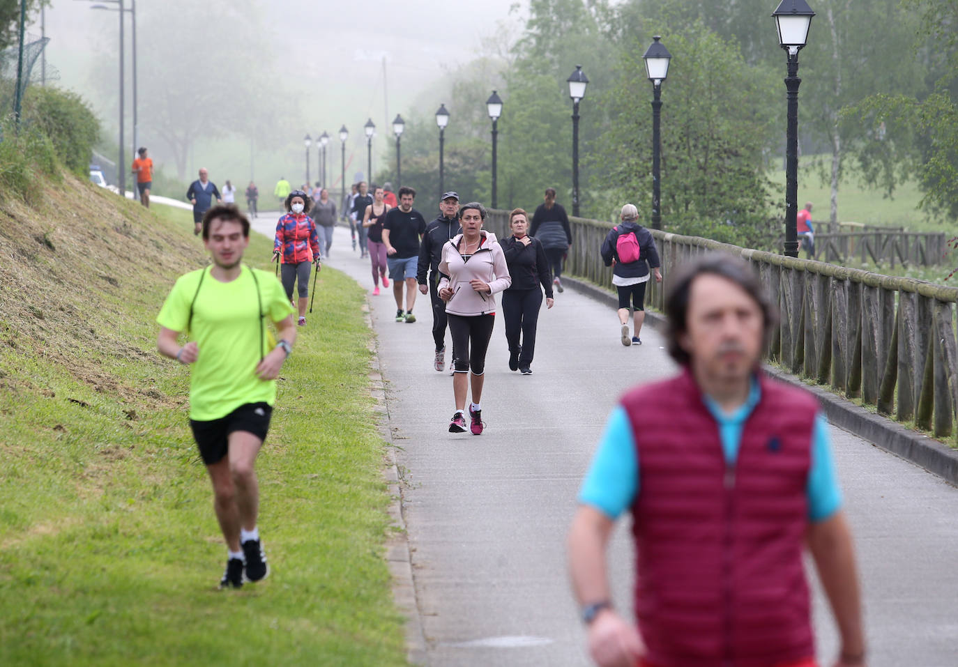 Las salidas de los asturianos para pasear o hacer deporte son algo más contenidas este domingo, aunque la afluencia sigue siendo importante en playas y parques. El control policial se intensifica en esta segunda jornada de libertad.
