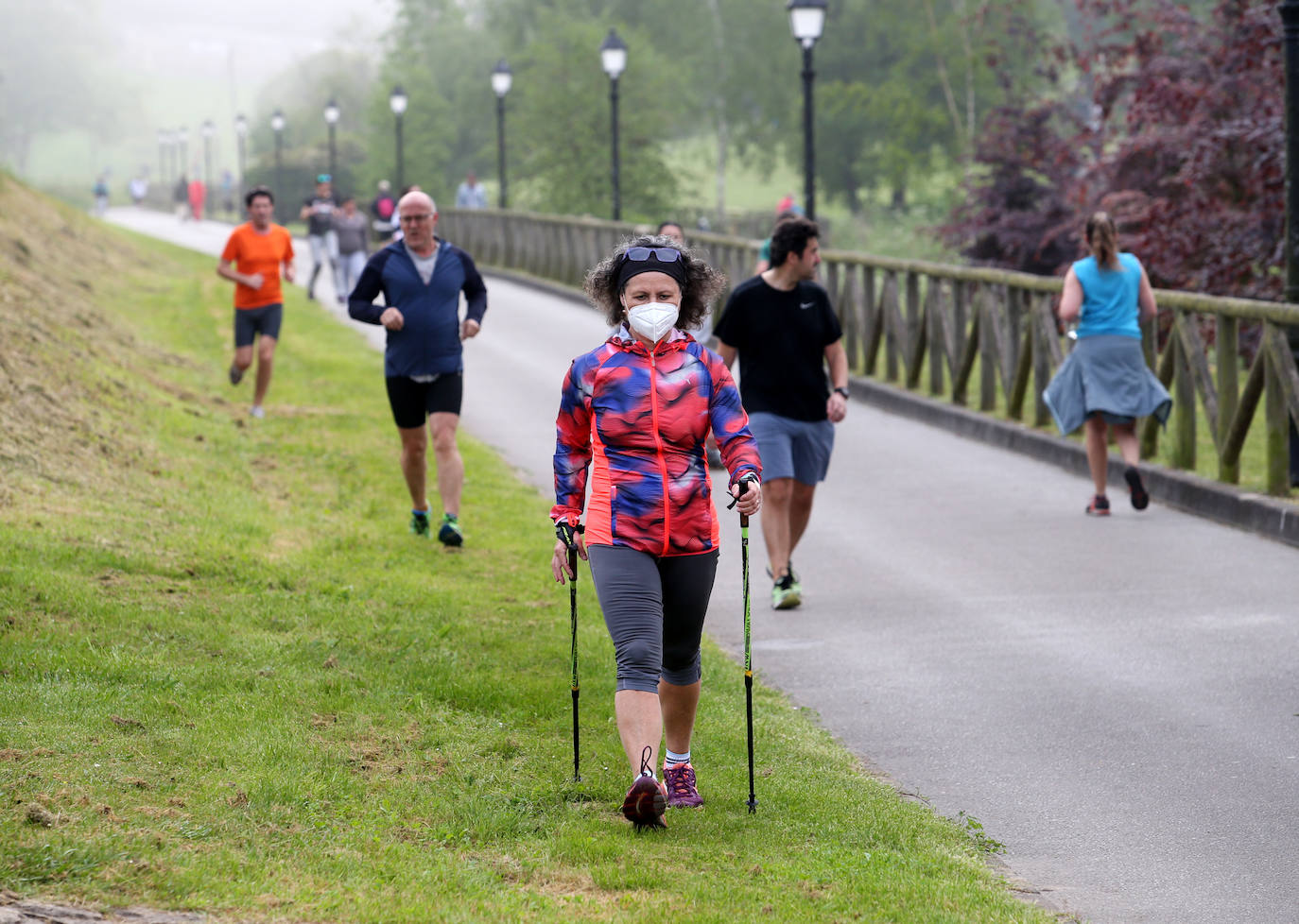 Las salidas de los asturianos para pasear o hacer deporte son algo más contenidas este domingo, aunque la afluencia sigue siendo importante en playas y parques. El control policial se intensifica en esta segunda jornada de libertad.