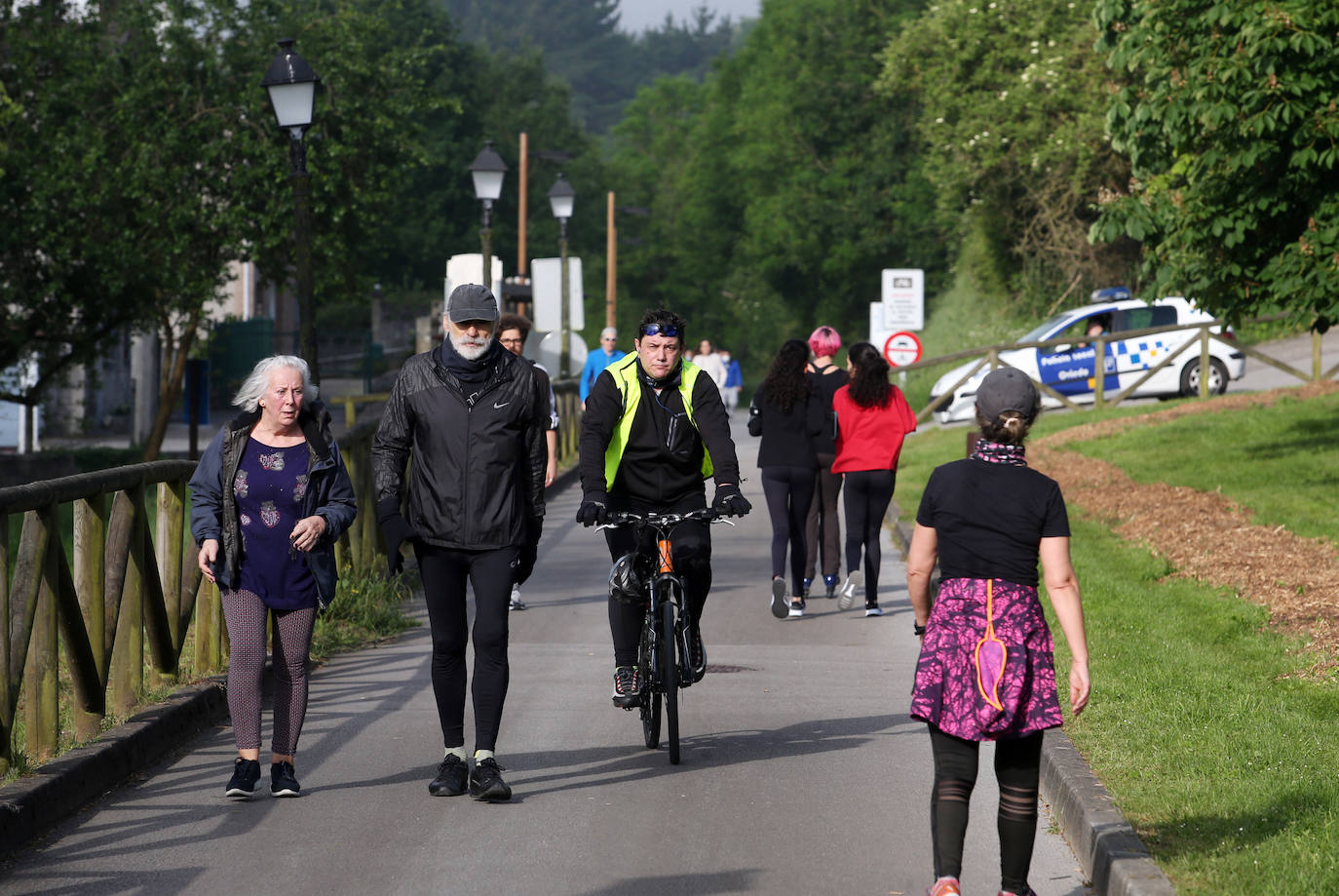 Las salidas de los asturianos para pasear o hacer deporte son algo más contenidas este domingo, aunque la afluencia sigue siendo importante en playas y parques. El control policial se intensifica en esta segunda jornada de libertad.