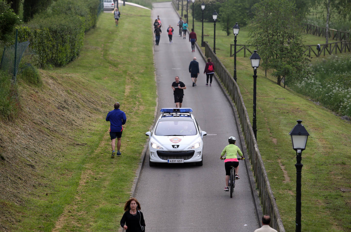 Las salidas de los asturianos para pasear o hacer deporte son algo más contenidas este domingo, aunque la afluencia sigue siendo importante en playas y parques. El control policial se intensifica en esta segunda jornada de libertad.